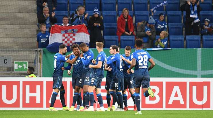 Đây chắc chắn không phải là điều mà Johannes van den Bergh (Holstein Kiel) mong muốn. Nỗ lực ngăn cản một đường chuyền tấn công của đối phương và anh ấy đã đưa bóng về lưới nhà. Tỉ số lúc này là 1:0.
