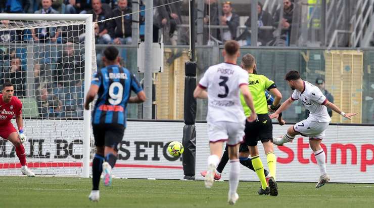 Vào! Đường chuyền dài kinh điển của Joshua Zirkzee đến chân Riccardo Orsolini (Bologna) ở một vị trí trống trải bên trong vòng cấm. Anh còn đủ thời gian và không gian để chỉnh lại bóng trước khi sút vào góc trái khung thành. Tỉ số là 0:2.