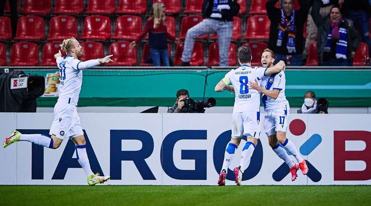 Lucas Cueto (Karlsruher) chộp lấy cơ hội bóng bật ra trong vòng cấm sau cú sút của Philipp Hofmann và đưa bóng vào lưới. Tỉ số là 0:1.