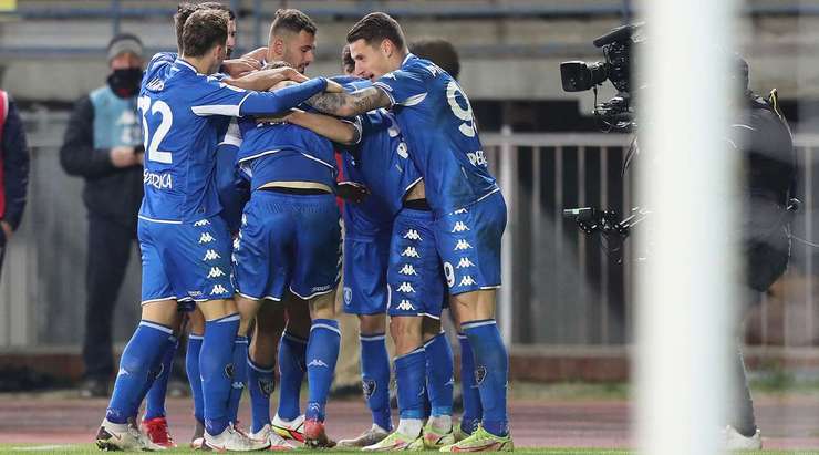 Petar Stojanovic (Empoli) đột phá qua hàng phòng ngự đối phương và ghi một bàn thắng xuất sắc từ ngoài vòng cấm: cú sút của anh đi đúng vào mép trong cột dọc bên trái!