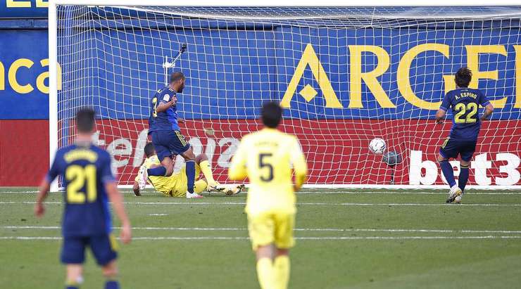 Vào! Carlos Bacca (Villarreal) sút bóng thành bàn từ cự li rất gần sau khi đón một đường chuyền. Kiến tạo bởi Gerard Moreno. Tỉ số là 2:0.