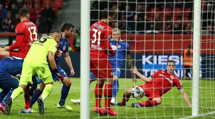 Lars Bender (Bayer Leverkusen) ghi bàn từ quả phạt góc. Quả bóng trôi qua vòng cấm đến Lars Bender (Bayer Leverkusen) và anh ấy sút bóng qua thủ môn vào lưới.