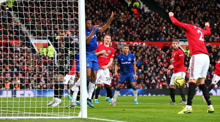 Đó là một bàn phản lưới nhà! Tình huống rất đáng tiếc đối với Victor Lindelof (Manchester United), người đã rất cố gắng ngăn chặn một quả tạt của đối phương vào vòng 5m50, nhưng rốt cuộc anh lại đưa bóng vào lưới. Tỉ số là 0:1.