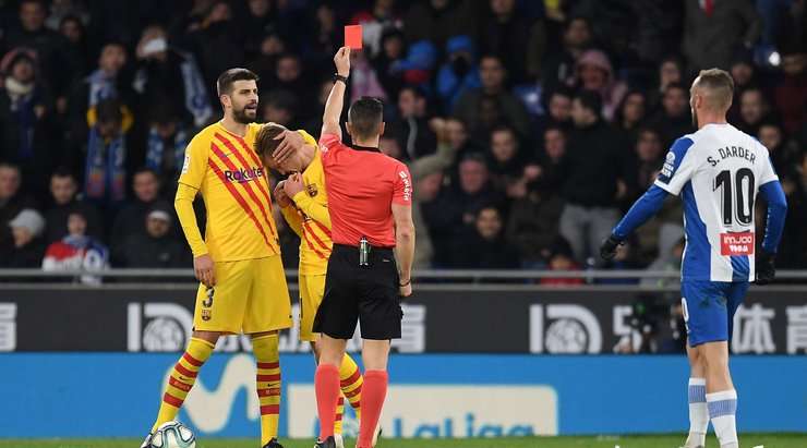 Frenkie de Jong (Barcelona) nhận một chiếc thẻ vàng từ tay của trọng tài chính, Carlos Del Cerro. Và bởi vì nó là chiếc thứ hai trong trận đấu này, một chiếc thẻ đỏ được rút ra và Frenkie de Jong (Barcelona) bị đuổi.
