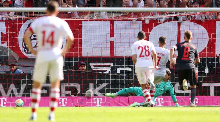 Vào! Dejan Ljubicic (Köln) giành chiến thắng trên chấm phạt đền bằng một cú sút không thể cản phá, vượt qua tầm với của thủ môn Yann Sommer vào góc thấp bên trái.