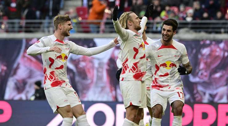 VÀO! Đó là một cú sút phạt đền tuyệt vời của Emil Forsberg (RB Leipzig) về phía góc thấp bên phải khung thành, không có một chút cơ hội nào cho thủ môn Tobias Sippel để cản phá!