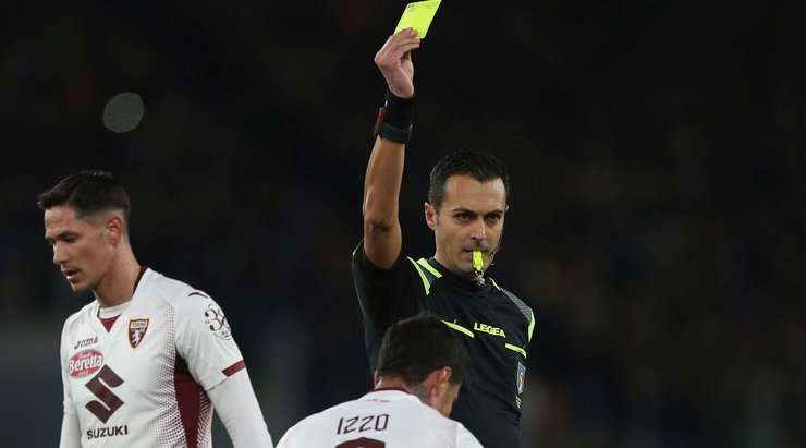 Armando Izzo (Torino) bị phạt thẻ vàng sau một pha tắc bóng. Anh ấy có vẻ không đồng ý với quyết định vừa rồi, nhưng trọng tài Marco Di Bello sẽ không nghe bất kì lời tranh cãi nào.