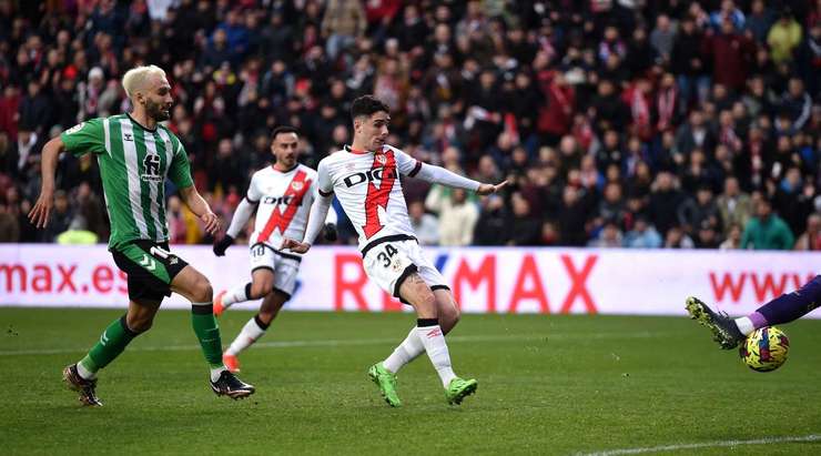 Pha dứt điểm đầu tiên của Florian Lejeune bị cản phá, nhưng từ giữa vòng cấm, Sergio Camello (Rayo Vallecano) tung một cú sút bồi vào ngay giữa cầu môn. Cú sút đã thay đổi tỉ số thành 1:1.