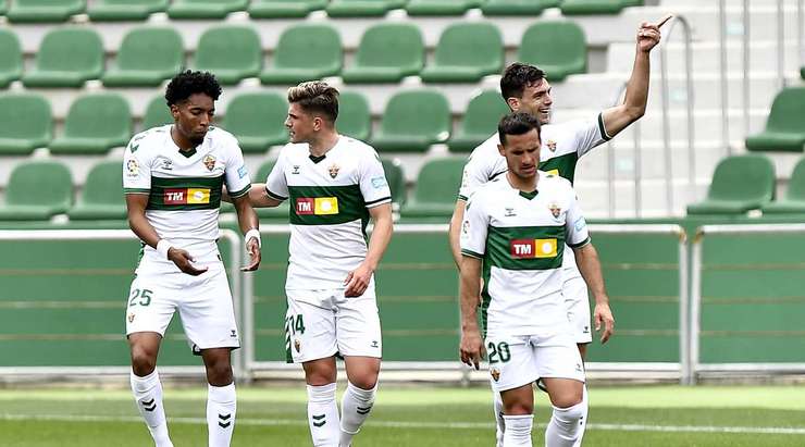 Vào! Lucas Boye (Elche) với một pha dứt điểm tuyệt vời trong vòng cấm. Anh ấy tạo khoảng trống cho mình sau khi khống chế gọn gàng một đường chuyền từ đồng đội và sút bóng vào góc thấp bên trái khung thành.