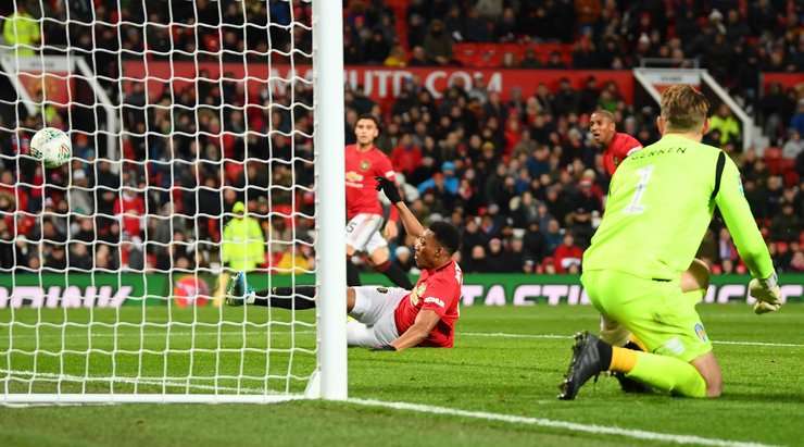 Nó đã đi vào lưới! Marcus Rashford là người cung cấp khi anh ấy chuyền bóng đến Anthony Martial (Manchester United) người dễ dàng đánh đầu lái bóng từ cự li gần. Tỉ số à 3:0.