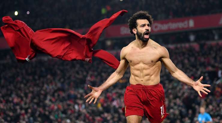 Trọng tài cho thấy ông ấy sẽ không tha thứ những hành vi như vừa rồi. Mohamed Salah (Liverpool) bị phạt một chiếc thẻ vàng.