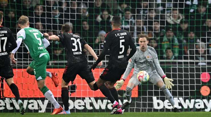 Bóng đã nằm trong lưới! Marvin Ducksch câu bóng vào vòng cấm từ quả đá phạt, nơi Amos Pieper (Werder Bremen) thoát khỏi người theo kèm và đánh đầu chìm từ rìa vòng 5m50, đưa bóng thẳng vào giữa khung thành. Tỉ số bây giờ là 1:0.