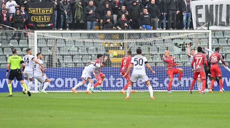 Riccardo Orsolini nhận trách nhiệm đá phạt góc và chuyền bóng một cách hoàn hảo cho Stefan Posch (Bologna), người đã nhảy cao nhất và bình tĩnh tung một cú đánh đầu cực mạnh vào lưới. Tỉ số bây giờ là 0:3.