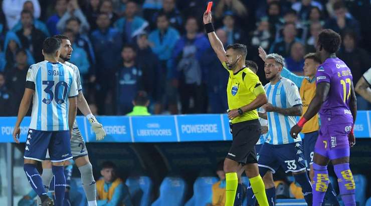 Đã có quyết định từ hệ thống VAR. Trọng tài Christian Ferreyra rút ra một chiếc THẺ ĐỎ và Maximiliano Moralez (Racing Club) đã có thể rời sân để đi tắm sớm!