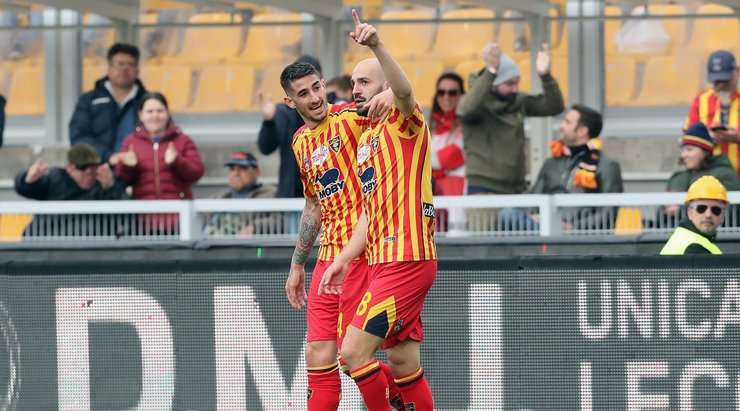 Một pha bóng tinh tế của Riccardo Saponara (Lecce), anh nhận một đường chuyền chuẩn xác và và sút một chạm từ rìa vòng cấm vào góc cao bên phải khung thành!