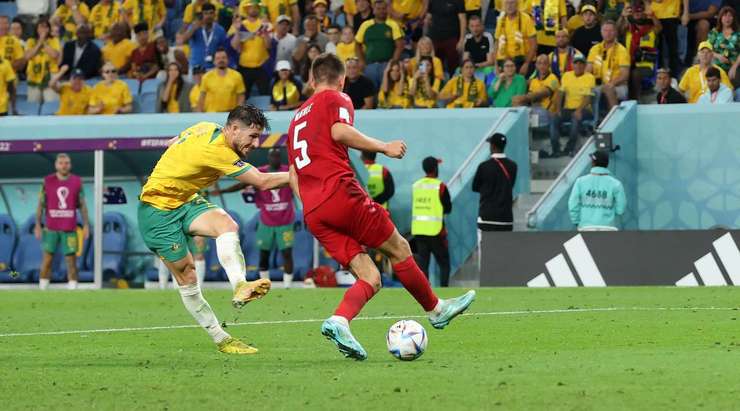 Mathew Leckie (Úc) nhận một đường chuyền thú vị bên trong vòng cấm và anh tung một cú sút chìm chuẩn xác vào góc thấp bên phải khung thành. Một pha dứt điểm rất hiểm!