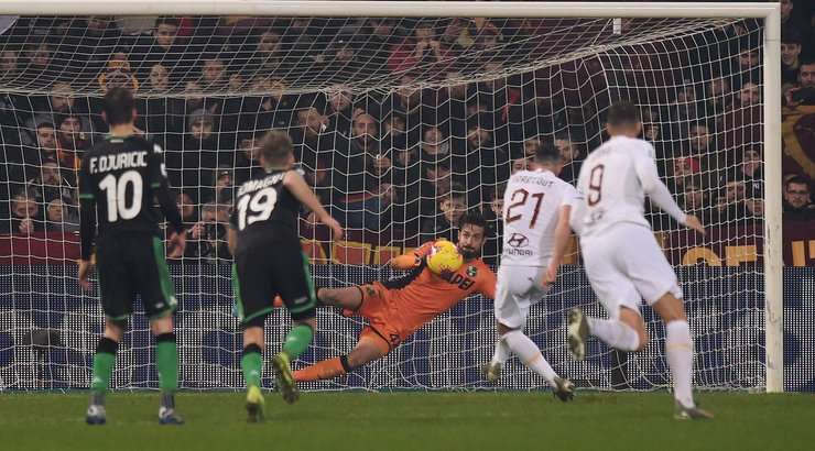 Vào! Jordan Veretout (AS Roma) giành chiến thắng trên chấm phạt đền bằng một cú sút không thể cản phá, làm tung nóc lưới trong sự bất lực của thủ môn Andrea Consigli.