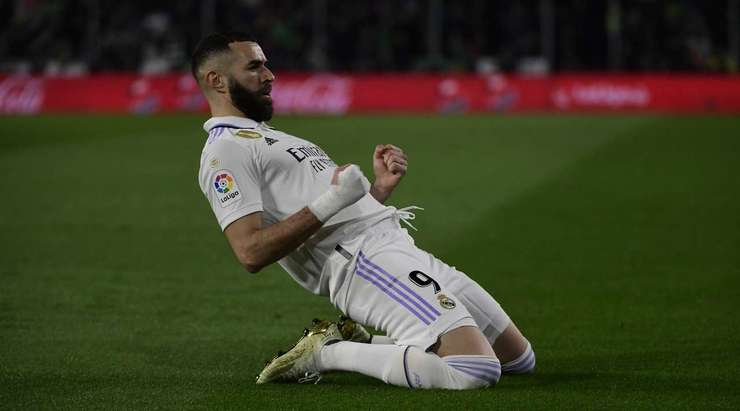 Karim Benzema (Real Madrid) ghi bàn từ quả đá phạt đưa bóng vào góc phải phía trên. Một cú sút tuyệt vời!