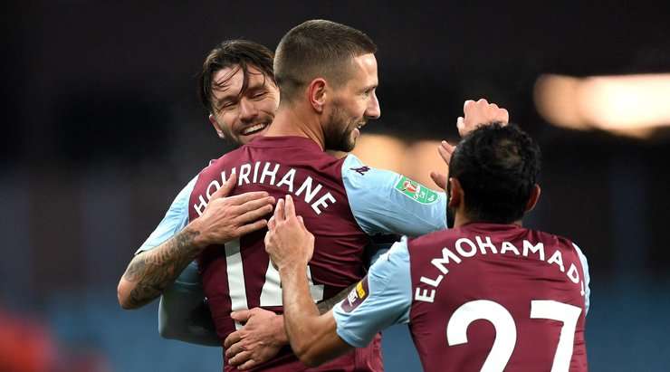 Conor Hourihane (Aston Villa) ghi bàn. Cú sút chìm từ ngoài rìa vòng cấm của anh ấy đi vào phía trong cột dọc bên trái. Một cú sút phạt bài bản như sách giáo khoa!