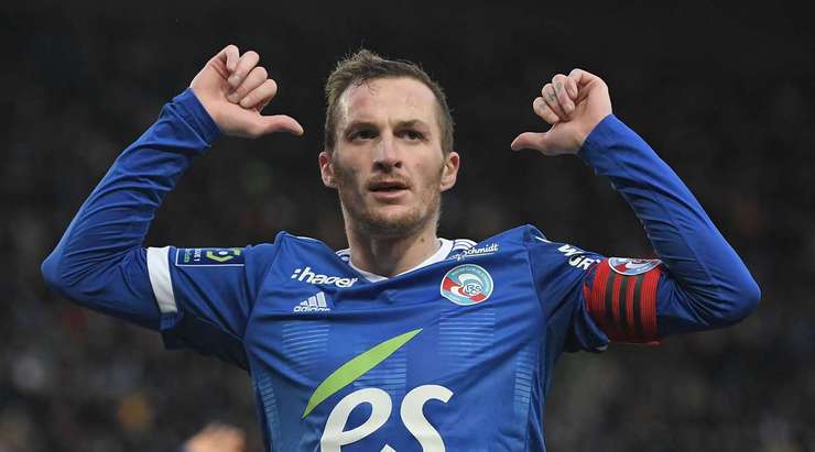 Dimitri Lienard (Strasbourg) tìm thấy khoảng trống ngay bên ngoài vòng cấm sau một đường đưa bóng vào chính xác của đồng đội. Anh ấy tung cú sút và ghi bàn với một pha dứt điểm chuẩn xác đập xà ngang vào lưới.