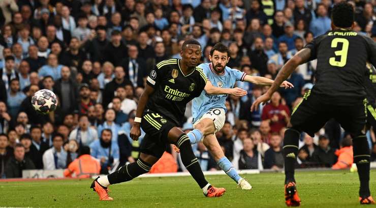 Vào! Kevin De Bruyne thể hiện nhãn quan tuyệt vời của mình với đường chuyền sắc sảo cho Bernardo Silva (Manchester City), người đã rất bình tĩnh sút bóng gọn gàng vào sát mé trong cột dọc bên phải. Tỉ số là 1:0.