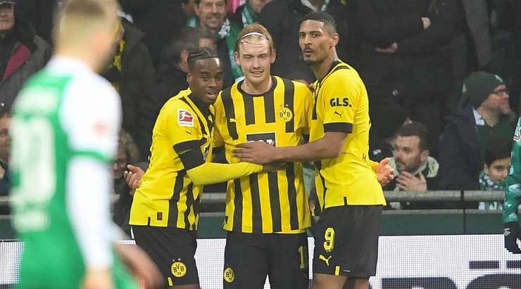 Bóng đã đi vào lưới! Raphael Guerreiro thực hiện một đường chọc khe chuẩn xác cho Julian Brandt (Dortmund) và cầu thủ này bứt tốc vào vòng cấm để tung một cú sút tuyệt diệu vào góc phải phía dưới. Tỉ số đã được thay đổi thành 0:2.