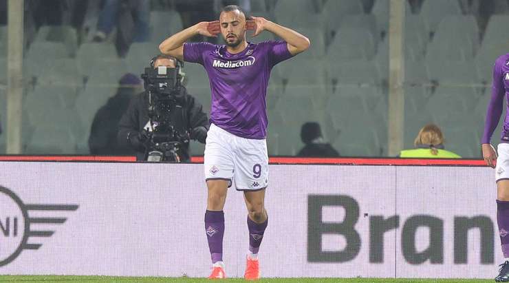 Arthur Cabral (Fiorentina) nhận một đường chọc khe tinh tế và anh bình tĩnh sút bóng chuẩn xác vào góc phải phía trên khung thành.