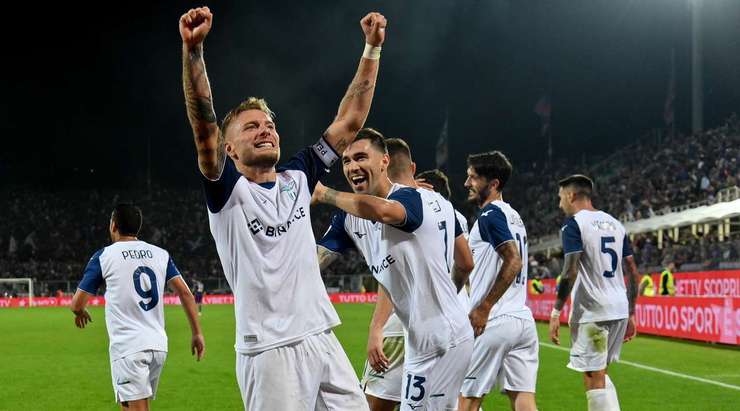 Vào! Ciro Immobile (Lazio) khống chế đẹp mắt một đường chuyền hơi mạnh của Sergej Milinkovic-Savic ở một vị trí trong vòng cấm. Anh chạy cắt mặt một hậu vệ đối phương và sút tung nóc lưới bên phải khung thành. Tỉ số là 0:4.