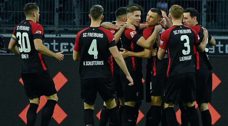 Maximilian Eggestein (Freiburg) nhận bóng trong vòng cấm, anh xoay trở rất nhanh nhẹn và tung cú sút chìm, găm bóng vào sát mép trong cột dọc bên trái.