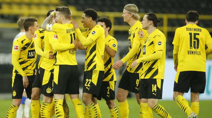 Julian Brandt (Dortmund) ghi một bàn thắng phi thường! Anh ấy nhận đường chuyền từ đồng đội, tự tạo khoảng trống cho mình và tung một cú sút xa trái phá đánh bại thủ môn, đưa bóng vào ngay giữa khung thành.