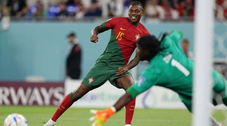 Bruno Fernandes thực hiện một đường chuyền chuẩn xác cho Rafael Leao (Bồ Đào Nha) ở bên trong vòng cấm, và cầu thủ này rất nhanh sút về phía góc thấp bên phải, khiến thủ môn không kịp trở tay. Tỉ số được nâng lên 3:1!