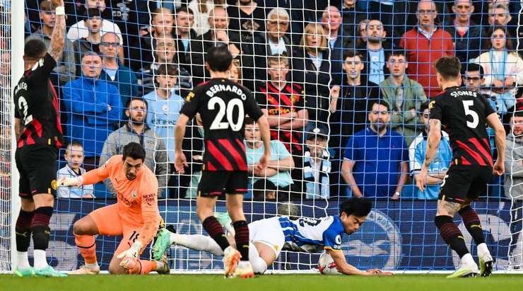 Màn ăn mừng của các cầu thủ Brighton bị dội một gáo nước lạnh vì trọng tài đã ra hiệu KHÔNG CÔNG NHẬN BÀN THẮNG. Hệ thống băng ghi hình VAR chỉ ra rằng đã có lỗi để bóng chạm tay trước đó!