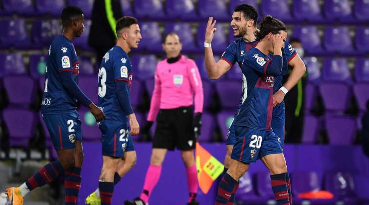Rafael Mir Vicente (Huesca) nhận một đường chuyền tuyệt hay của đồng đội và anh dứt điểm rất mạnh, đưa bóng vào góc phải khung thành!