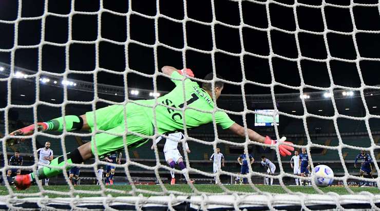 Vào! Dusan Vlahovic (Fiorentina) sút bóng vào góc thấp bên trái khung thành, vượt qua tầm với của Marco Silvestri dù thủ môn đã đổ người hết cỡ.