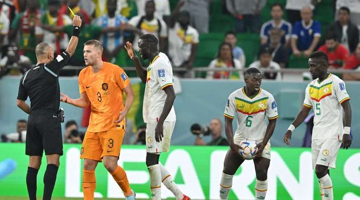 Matthijs de Ligt (Hà Lan) không thể trông đợi gì hơn một chiếc thẻ vàng cho pha tắc bóng quá rắn của anh ấy. Và đúng là một chiếc thẻ vàng. Wilton Sampaio không cần suy nghĩ nhiều để đưa ra quyết định vừa rồi.