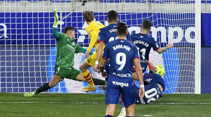 Một bàn thắng ngoạn mục! Frenkie de Jong (Barcelona) bứt tốc như một mũi lao vào vòng cấm để đón quả tạt và sút bóng vào phía trong cột dọc bên phải, để mặc thủ môn đứng chôn chân sững sờ!