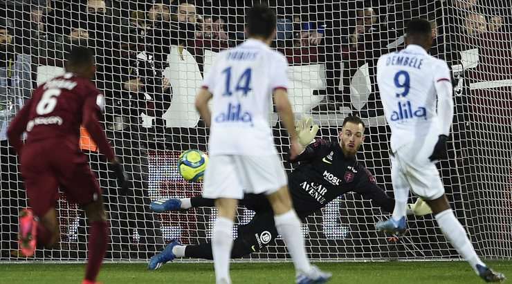 Phạt đền? Không thành vấn đề với Moussa Dembele (Lyon). Một cú sút hoàn hảo không thể cản phá vào góc thấp bên trái khung thành.