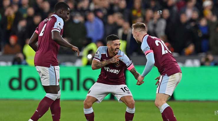 VÀO 1:0! Jarrod Bowen (West Ham) đi bóng lắt léo vượt qua một vài hậu vệ đối phương trước khi tung cú sút từ rìa vòng cấm. Bóng chạm một cầu thủ khác và đổi hướng đi thẳng vào lưới.