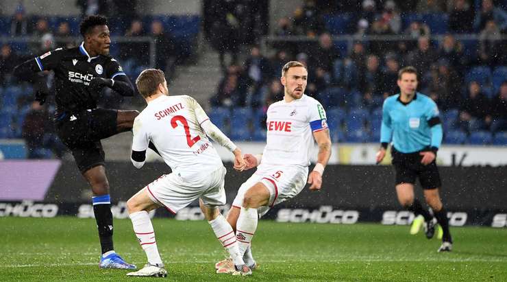 Bryan Lasme (Arminia Bielefeld) khống chế bóng gọn gàng từ một đường chuyền sắc bén tại rìa vòng cấm và tung cú sút căng vào vào góc thấp bên trái khung thành, theo một phong cách đã thành thương hiệu của anh.