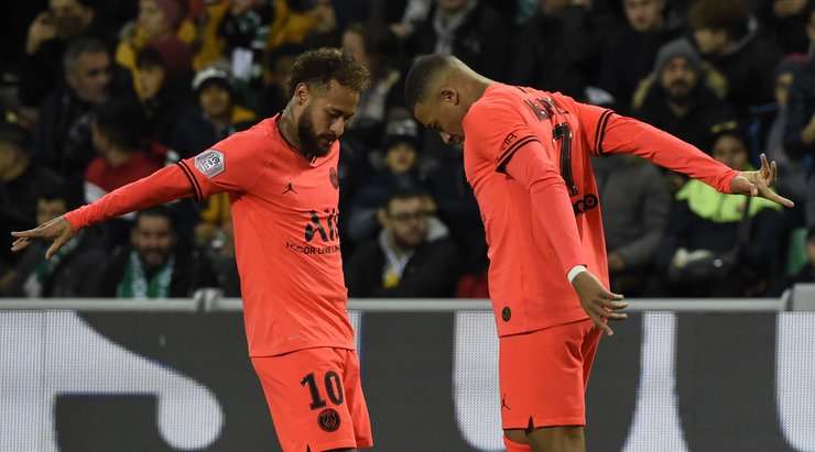 Vào! Đường kiến tạo xuất sắc của Neymar mở ra rất nhiều khoảng trống cho Kylian Mbappe (Paris SG) ở ngoài rìa vòng cấm. Quan sát thấy thủ môn đang lên cao, cầu thủ này lạnh lùng tỉa bóng chính xác vào góc dưới bên trái khung thành. Tỉ số là 0:2.