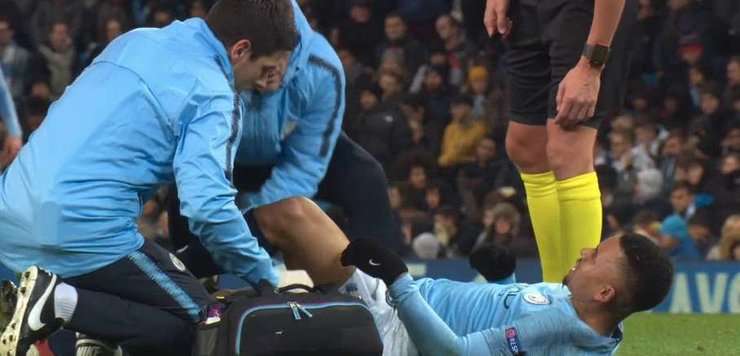 Gabriel Jesus (Manchester City) bị buộc phải ra ngoài đường biên ngang để nhận sự chăm sóc từ đội ngũ y tế và đội của anh sẽ phải thi đấu với ít hơn một người trong vài phút sắp tới.