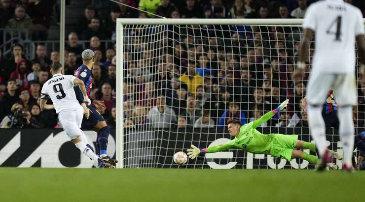 Vào! Tình huống phối hợp nhịp nhàng ở ngoài rìa vòng cấm với Luka Modric mở ra cho Karim Benzema (Real Madrid) một cơ hội ghi bàn mười mươi. Anh không làm đồng đội thất vọng khi đánh bại thủ môn đối phương với một cú sút đi thẳng vào góc thấp bên trái khung thành. Tỉ số là 0:2.