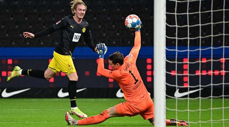 VÀO! Julian Brandt (Dortmund) nhận một đường chuyền và từ trong vòng cấm anh ấy lốp bóng qua Alexander Schwolow, người đã ra khỏi vạch vôi. Một pha dứt điểm tuyệt vời! 0:1.