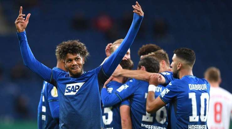 Vào! Angelo Stiller (Hoffenheim) đón một đường chuyền chuẩn xác và nhanh chóng sút bóng chìm vào phía trong cột dọc bên phải.