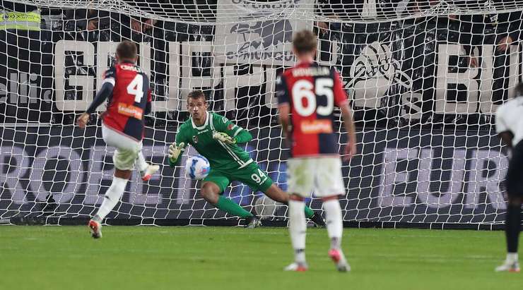 Domenico Criscito (Genoa) không phạm sai lầm nào trên chấm phạt đền, anh ta chờ thủ môn Ivan Provedel đổ người rồi mới nhẹ nhàng sút bóng vào chính giữa khung thành.