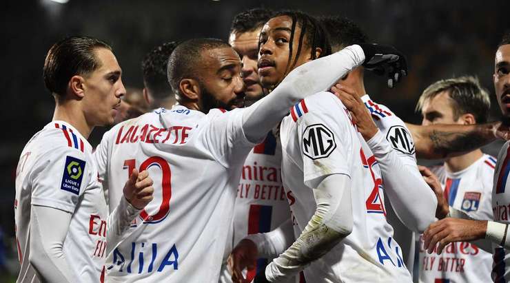 Vào! Bradley Barcola (Lyon) thể hiện sự nhạy bén của mình trong vòng cấm khi anh ấy đón một đường chuyền thông minh từ đồng đội và tung cú sút một chạm vào sát phía trong cột dọc bên trái. Maxence Caqueret là người đã kiến tạo bàn thắng. Tỉ số là 0:1.