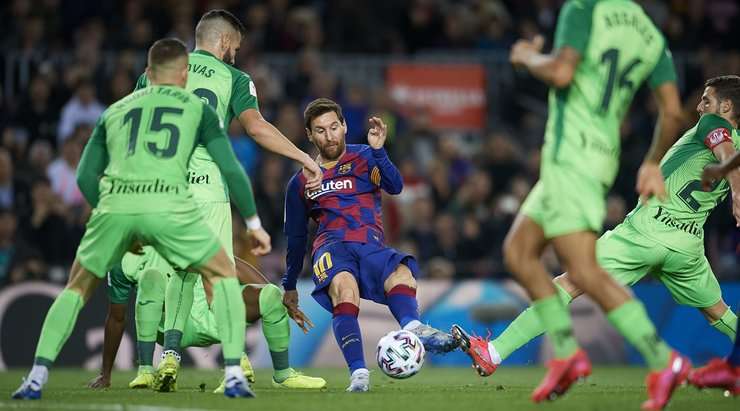 Vào! Lionel Messi (Barcelona) nhận bóng trong vòng cấm ở một vị trí rất thuận lợi và dứt điểm. Cú sút của anh đổi hướng khi chạm vào một cầu thủ đối phương, khiến thủ môn Ivan Cuellar bó tay. Tỉ số đã được nâng lên 3:0.