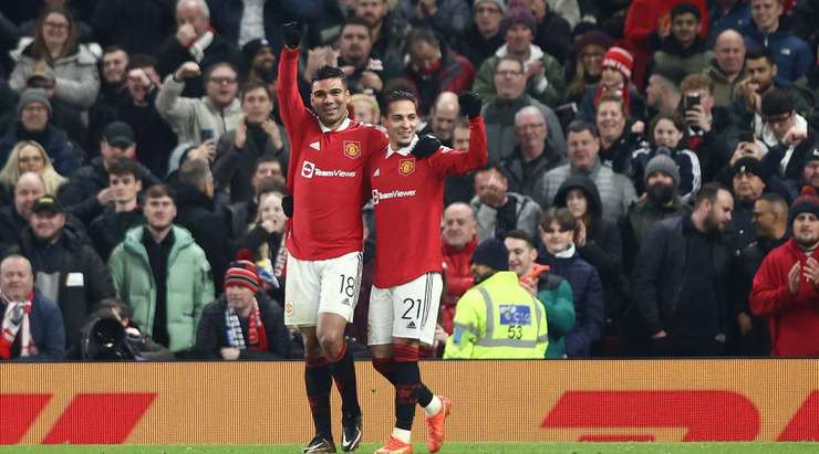 VÀO! Casemiro (Manchester United) nhận một đường chuyền và từ trong vòng cấm anh ấy lốp bóng qua Joe Lumley, người đã ra khỏi vạch vôi. Một pha dứt điểm tuyệt vời! 1:0.