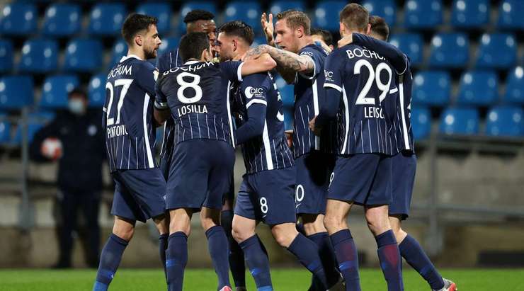 Vào - 3:1! Sebastian Polter kiến tạo cho Eduard Lowen (Bochum) trong vòng cấm và anh ấy đưa bóng vào góc phải phía dưới và qua Robin Zentner.