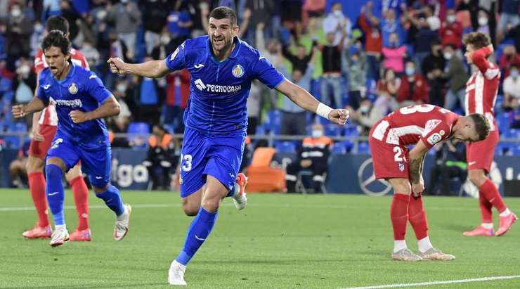 Một bàn thắng tuyệt vời! Stefan Mitrovic (Getafe) nhảy lên đón một quả tạt đẹp mắt và ghi bàn với một cú đánh đầu căng từ khoảng cách khá xa. Bóng đập cột dọc bên trái vào lưới. Rất ấn tượng!